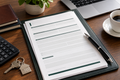 Document sur un porte-documents vert, accompagné d’un stylo et de clés de maison sur un bureau.